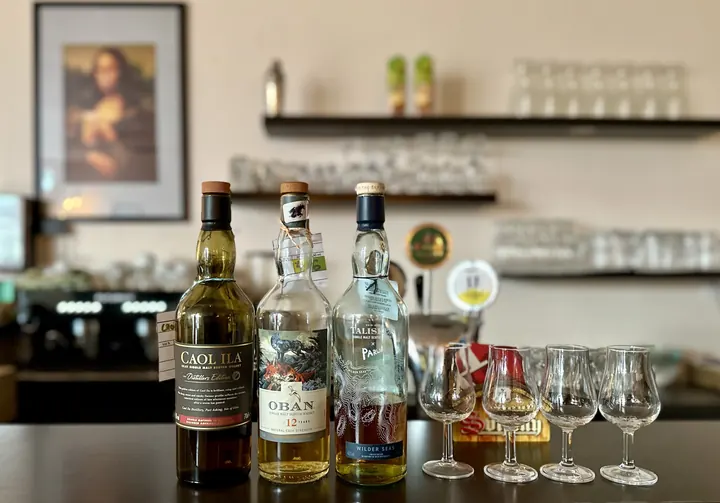 Whisky Caol Ila, Oban a Talisker na bare s degustačnými pohármi