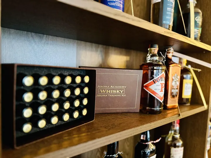 Degustačný set whisky v regáli