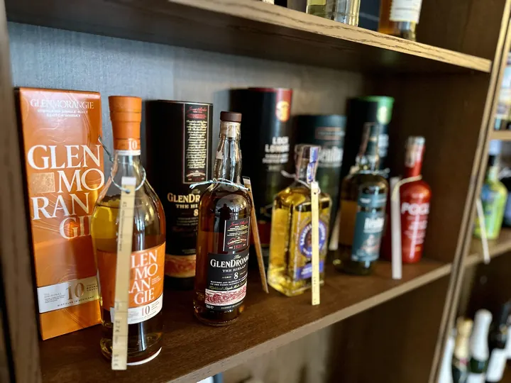 Whisky Glenmorangie v regáli