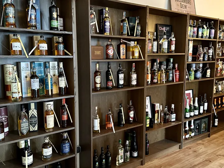 Regály s whisky, rumom a ďalšími destilátmi