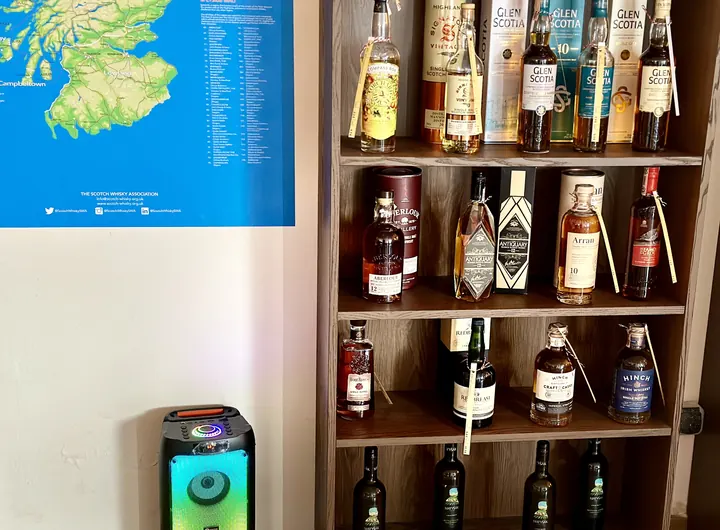 Mapa Škótska pri regáli s whisky